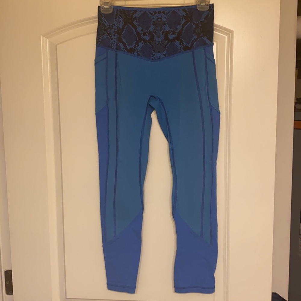 Lululemon all the right places blue crop Sz 6